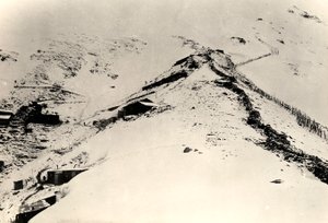 Skyttegravar och staket på Monte Neros sluttningar under första världskriget (s/v foto)