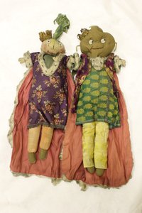 HM Kung Potatis och HM Drottning Lök trasdockor, med huvuden i form av en potatis och en lök av Una Maw