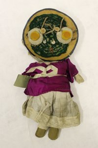 Miss Spinach trasdocka, huvud i form av en tallrik med spenat och ägg av Una Maw