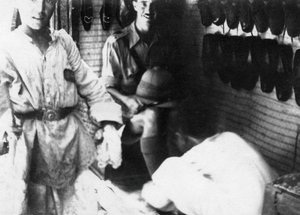 En brittisk officer i en skoaffär, Bagdad, Mesopotamien, första världskriget, 1918 av Unbekannt