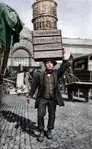 En marknadsportier i Covent Garden, London, c1922. av Unbekannt