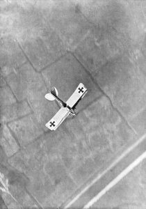 Ett tyskt Aviatik-flygplan fotograferat under flygning av en belgisk flygare, Ypres, Belgien, 1916 av Unbekannt