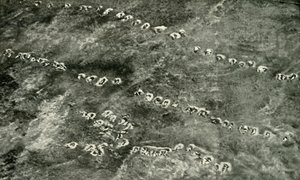 En infanteriattack över ingenmansland, 1919. av Unbekannt
