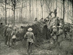 Ett landskepp som för in under kamouflage en 5.9 tysk marinpistol, 1919. av Unbekannt