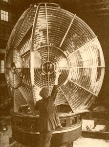 En fyrlykta med gruppblinkande linser, c1930. av Unbekannt