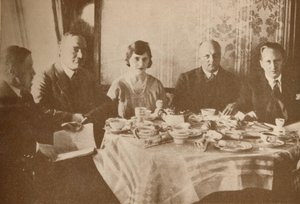 En måltid ombord på Graf Zeppelin medan han flyger över Atlanten, 1927 av Unbekannt