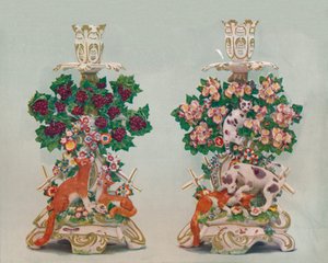 Ein Paar Chelsea-Kerzenhalter, 18. Jahrhundert