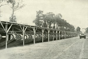 A Park of British Tanks strax bakom frontlinjen, 1919. av Unbekannt