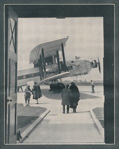 En symbol för den moderna världen - Passagerare som går ombord på Croydon Aerodrome, c1935 av Unbekannt