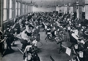 En vy av världens största batteri av komponerande maskiner, 1916 av Unbekannt