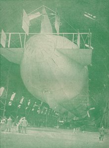 En zeppelinare hemma, c1917 1919 av Unbekannt