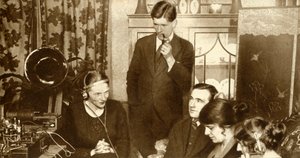 En familj som lyssnar på resultatet av de allmänna valen 1923, 1935. av Unbekannt