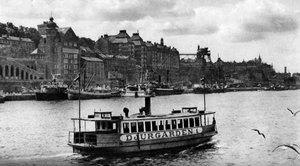 En färja på väg till ön Djurgården, Stockholm, Sverige, c1923 av Unbekannt