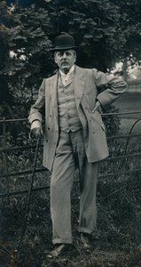 En gentleman klädd i kostym och bowlerhatt c1910 av Unbekannt
