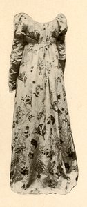 En klänning av brunglaserad chintz, buren av Madame Chevalier, c1795, 1937. av Unbekannt