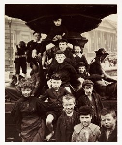En grupp barn framför Steble-fontänen, Liverpool, tagen av en okänd fotograf omkring 1905 av Unbekannt