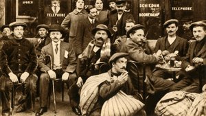 En grupp flyktingfältarbetare på ett kafé i Paris, första världskriget, 1914-1918, 1933. av Unbekannt