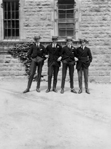 En grupp skolpojkar eller elever, c1900-c1930-tal av Unbekannt