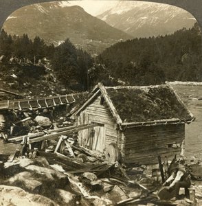 En timmerbyggd kvarn och en vattenhjulsslipsten, vid Stalheims älv, Naerodal, Norge, c1905. av Unbekannt