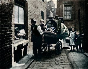 En flytt i Slumopolis, London, c1901 1901 av Unbekannt