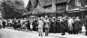 En kö till djurparken på en nationell helgdag, London, 1926-1927 av Unbekannt