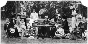 En kunglig familjefest på Osborne House, Isle of Wight, c1890-1900, 1935 av Unbekannt