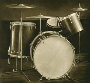 En uppsättning slagverksinstrument, trummor och cymbaler av tjeckisk tillverkning, 1948 av Unbekannt
