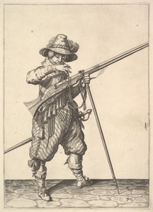 En soldat som blåser på en tändsticka, från Musketeers-serien, tallrik 40, i Wapenhandelinghe van Ro.... av Unbekannt