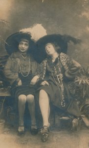 Ett studiofotografi av två damer, c1910 av Unbekannt