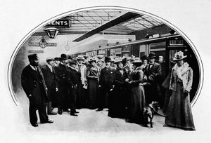 Ett teatersällskap som börjar på turné, Euston Station, London, c1900 1901 av Unbekannt