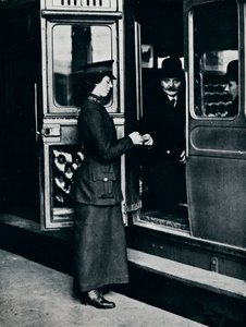 En kvinnlig biljettkontrollant på jobbet, c1914 av Unbekannt