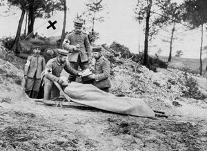 En skadad tysk soldat vid en omklädningsstation, första världskriget, 1915 av Unbekannt