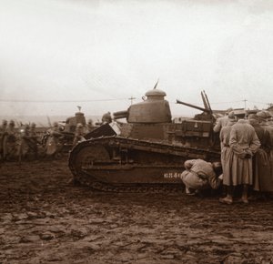 Framryckande med stridsvagnar, c1914-c1918 av Unbekannt