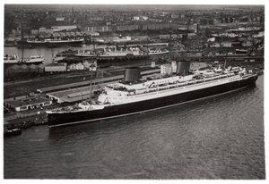 Flygfoto över Bremens hamn, Tyskland, och linjefartyget Europa, från en Zeppelin, c1931 1933 av Unbekannt
