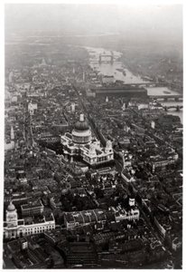 Flygfoto över St Pauls Cathedral, London, från en zeppelinare, 1931 1933 av Unbekannt