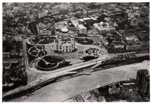 Flygfoto av Kristus Frälsarens katedral, Moskva, Sovjetunionen, från en zeppelinare, 1930 1933 av Unbekannt