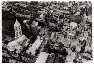Flygfoto över Heliga gravens kyrka, Jerusalem, Palestina, från en zeppelinare, 1931 1933 av Unbekannt