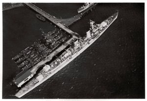 Flygfoto av den tyska lätta kryssaren Karlsruhe, från en Zeppelin, c1931 1933 av Unbekannt