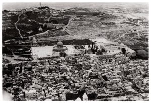 Flygfoto över moskén i Omar, Jerusalem, Palestina, från en zeppelinare, 1931 1933 av Unbekannt