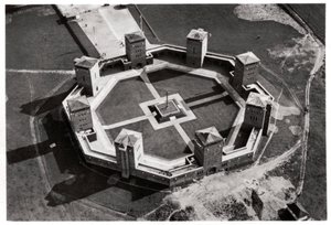 Flygfoto över Tannenberg Memorial, nära Olsztynek, Polen, från en Zeppelin, c1931 1933 av Unbekannt