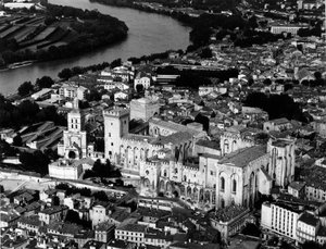 Flygvy över påvarnas palats (1335-1355) och katedralen Notre Dame des Doms (Notre-Dame-des-Doms) (1100-talet). Avignon, Vaucluse av Unbekannt