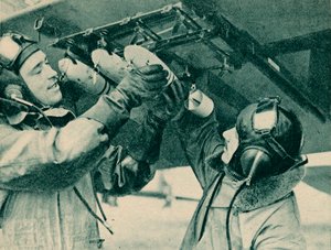Luftobservatör som får bombträning, 1940 av Unbekannt