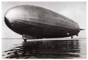 Luftskepp LZ127 Graf Zeppelin landar på Bodensjön, Tyskland, 1933 av Unbekannt