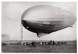 Luftskepp LZ127 Graf Zeppelin förtöjde vid Loewental, Tyskland, 1933 av Unbekannt