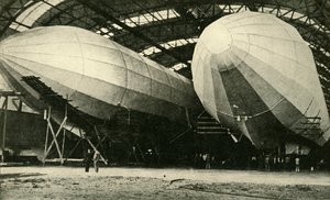 Luftskepp i hangar, första världskriget, 1914, c1920. av Unbekannt