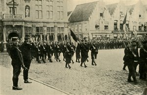 Albert I av Belgien granskar trupper, första världskriget, 1914, c1920. av Unbekannt