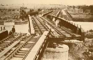 En elektriskt driven svängbro, vid Beccles, nära Yarmouth London och North Eastern Railway av Unbekannt