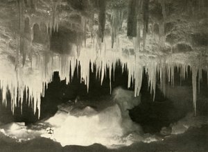 En isgrotta på vintern, c1908, 1909. av Unbekannt