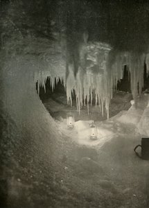 En isgrotta på vintern. Fotograferad av Light of Hurricane Lamps, c1908, 1909. av Unbekannt