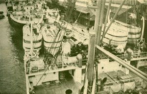 En imponerande samling av båtar ombord på Leviathan., c1930. av Unbekannt